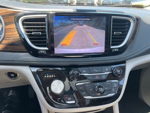 Used 2023 Chrysler Pacifica Limited image 22