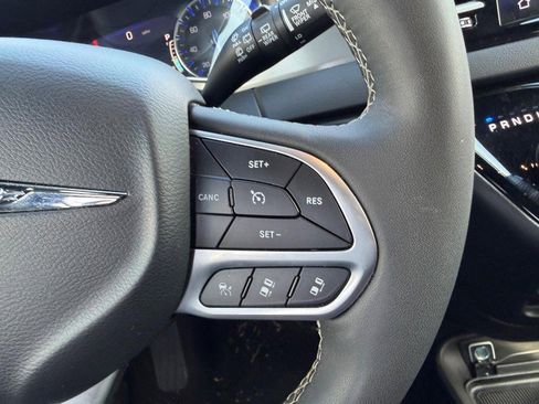 Used 2025 Chrysler Pacifica Select FWD image 15