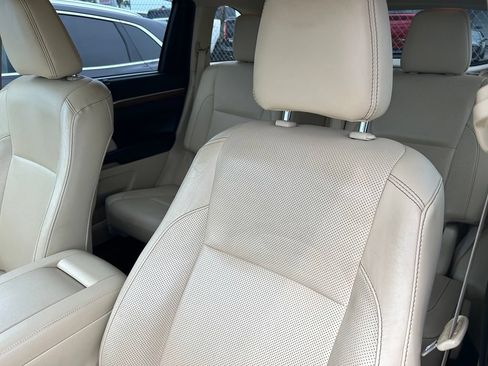 Used 2019 Toyota Highlander Limited Platinum AWD/4WD image 12