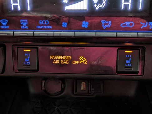 Used 2022 Toyota RAV4 XLE w/ Convenience Package image 5