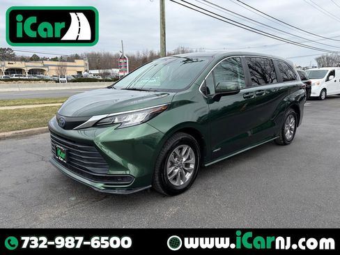 Used 2021 Toyota Sienna LE image 1