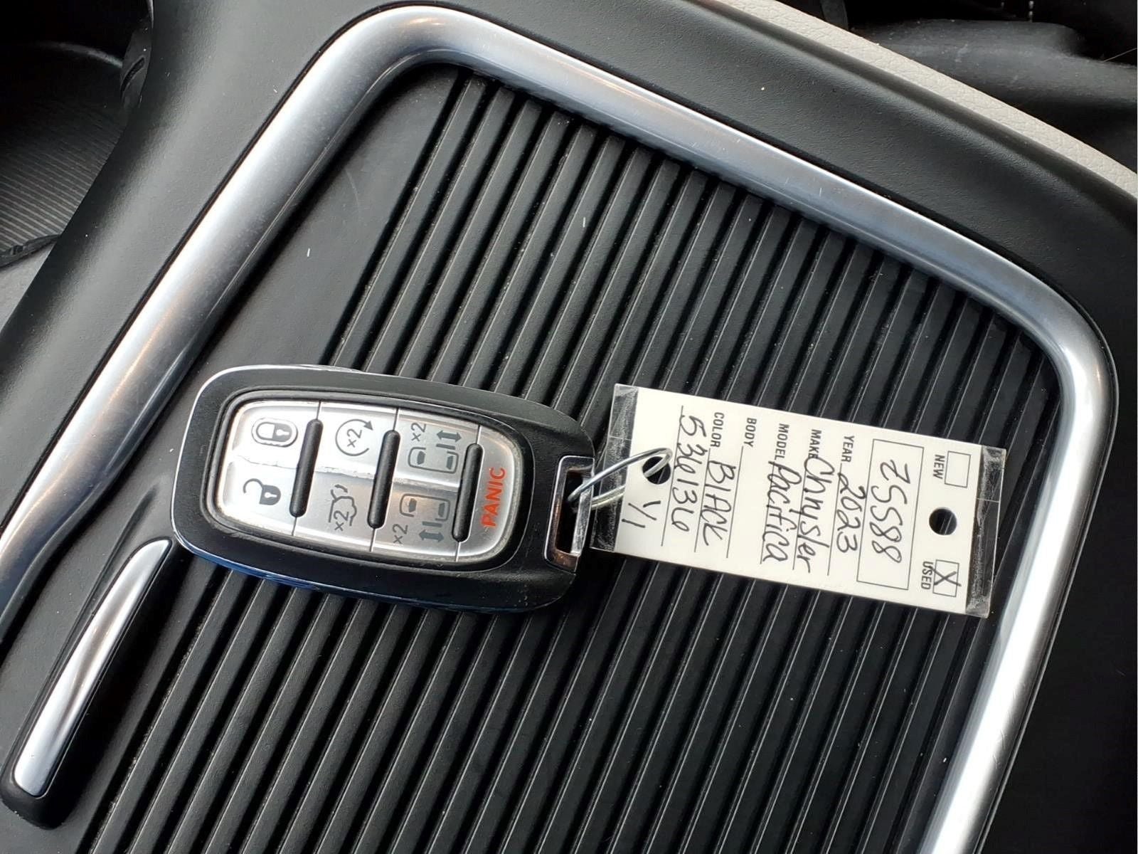 Used 2023 Chrysler Pacifica Touring-L FWD image 11