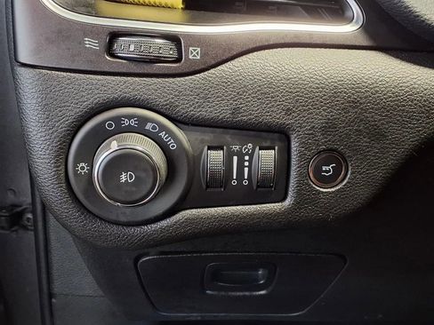 Used 2019 Jeep Cherokee Trailhawk AWD/4WD image 19