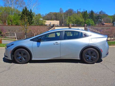 Used 2024 Toyota Prius LE FWD image 11