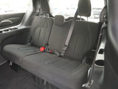 Used 2019 Chrysler Pacifica Touring Plus w/ S Appearance Package FWD image 14