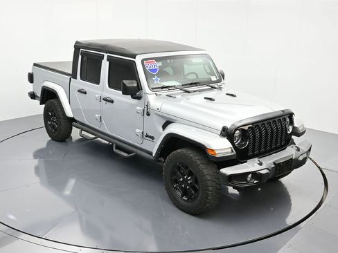 Certified 2022 Jeep Gladiator Willys image 30