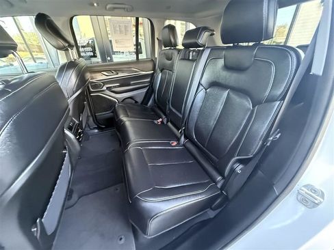 Used 2023 Jeep Grand Cherokee Limited w/ Black Appearance Package AWD/4WD image 28
