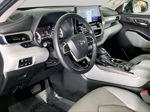 Used 2022 Toyota Highlander Platinum AWD/4WD image 18
