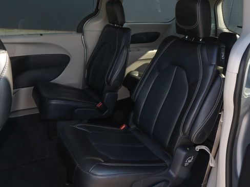 Used 2024 Chrysler Pacifica Touring-L FWD image 8