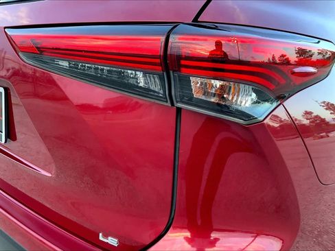 Used 2022 Toyota Highlander LE FWD image 30
