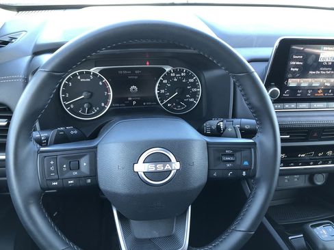 Used 2025 Nissan Rogue SV w/ SV Premium Package image 16