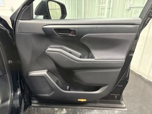 Used 2023 Toyota Highlander L FWD image 11