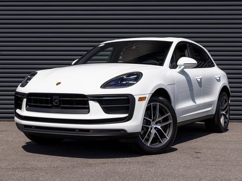 Certified 2025 Porsche Macan Base image 1