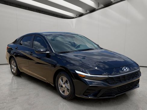 Used 2025 Hyundai Elantra SE FWD image 7