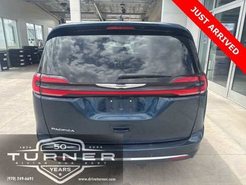 Used 2023 Chrysler Pacifica Touring-L FWD image 6