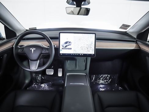 Used 2024 Tesla Model Y Performance image 9