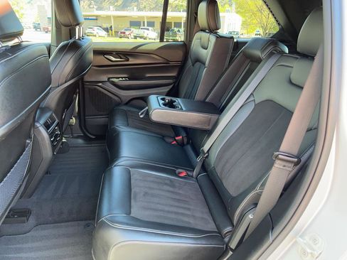 Used 2023 Jeep Grand Cherokee Altitude image 17