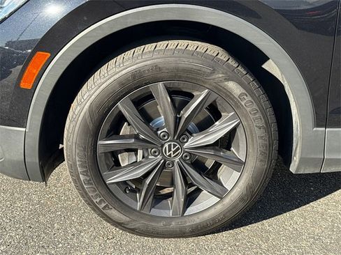 Certified 2022 Volkswagen Tiguan SE image 13