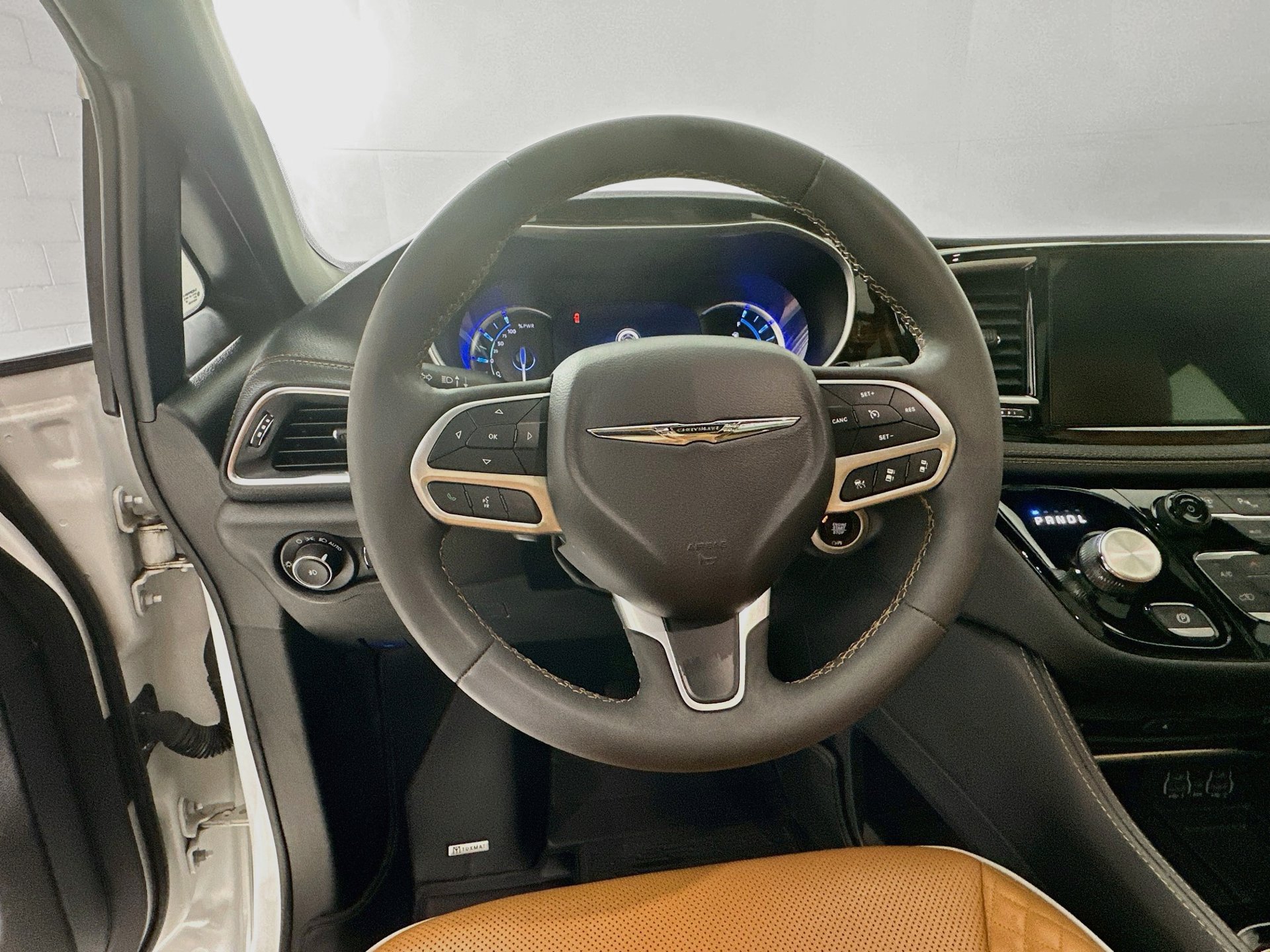 Used 2023 Chrysler Pacifica Pinnacle FWD image 12