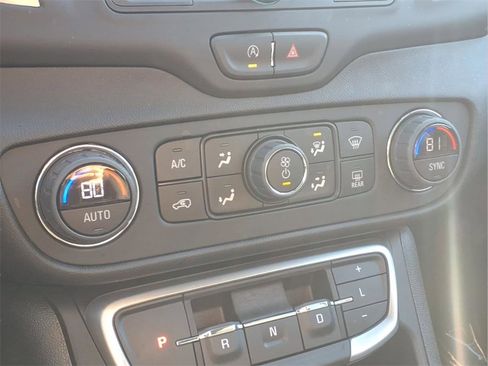 Used 2024 GMC Terrain SLE w/ Driver Convenience Package image 7