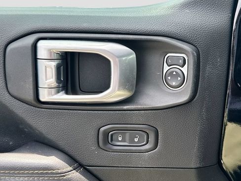 Used 2022 Jeep Wrangler Unlimited Sahara AWD/4WD image 19