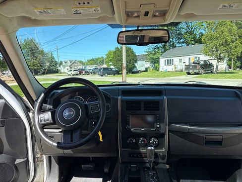 Used 2012 Jeep Liberty Sport AWD/4WD image 9