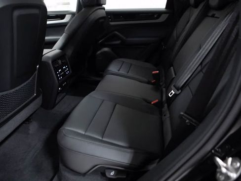 Certified 2026 Porsche Cayenne AWD/4WD image 33