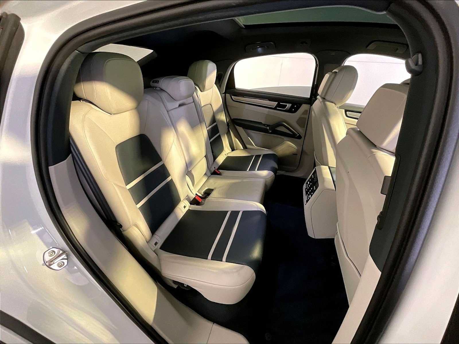 Certified 2023 Porsche Cayenne Platinum Edition AWD/4WD image 23