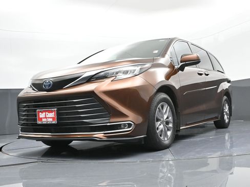 Used 2023 Toyota Sienna XLE image 26