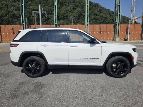 Used 2023 Jeep Grand Cherokee Limited w/ Black Appearance Package AWD/4WD image 9
