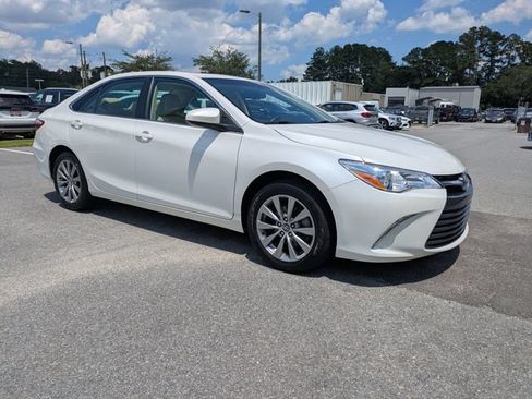 Used 2017 Toyota Camry XLE w/ Moonroof Package FWD image 3