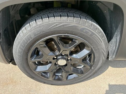 Used 2017 Jeep Renegade Latitude w/ Popular Equipment Group FWD image 5
