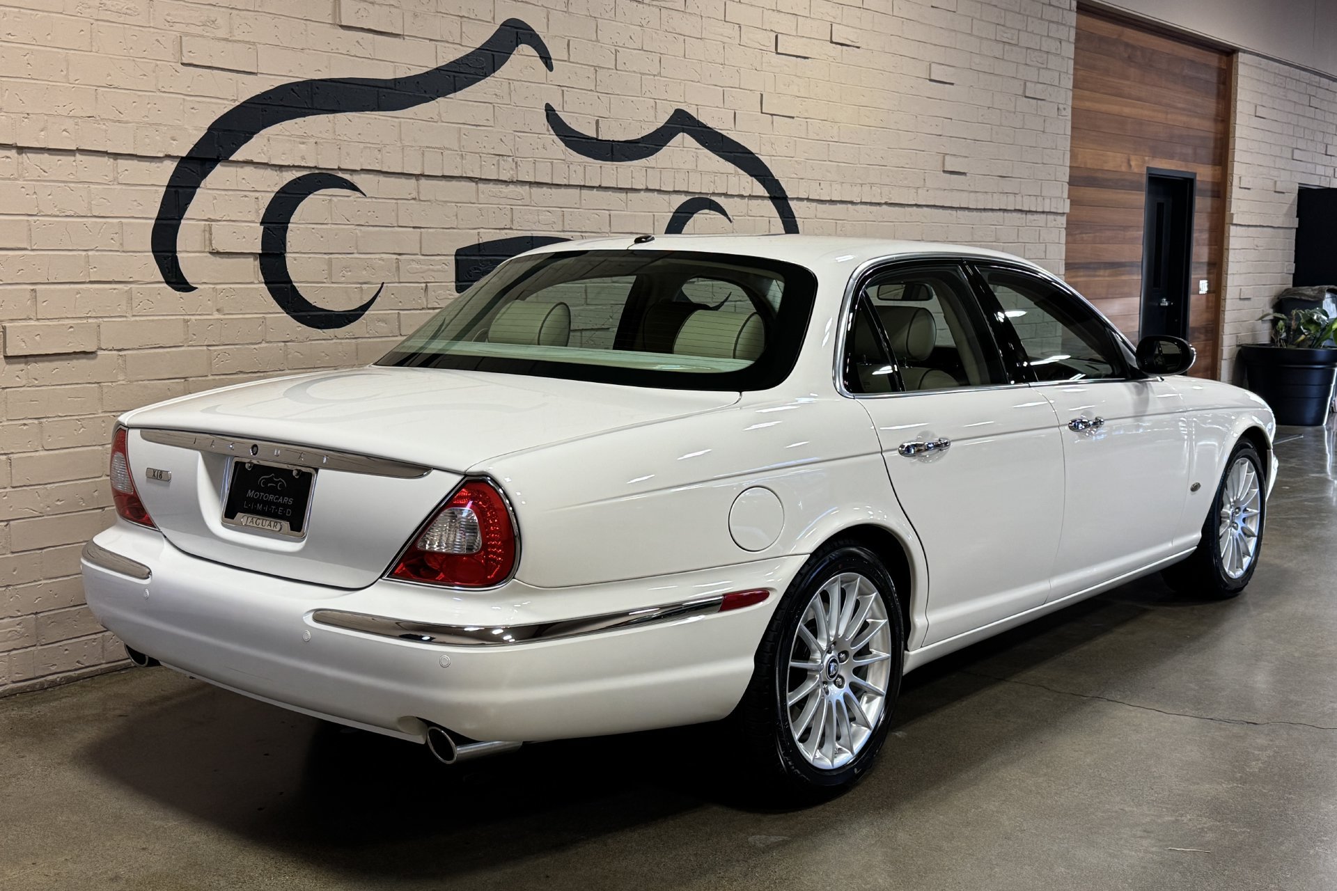 Used 2007 Jaguar XJ8 RWD image 5