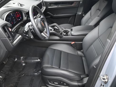 Certified 2025 Porsche Cayenne GTS AWD/4WD image 6