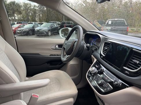 Used 2018 Chrysler Pacifica Touring Plus image 13