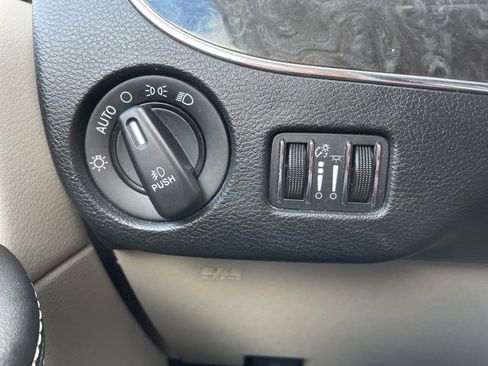 Used 2014 Chrysler Town & Country Touring image 20