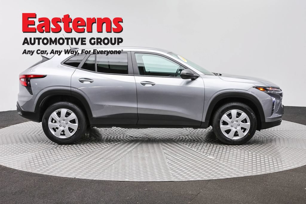Used 2024 Chevrolet Trax LS FWD image 5