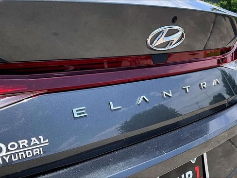 Used 2021 Hyundai Elantra SE FWD image 28