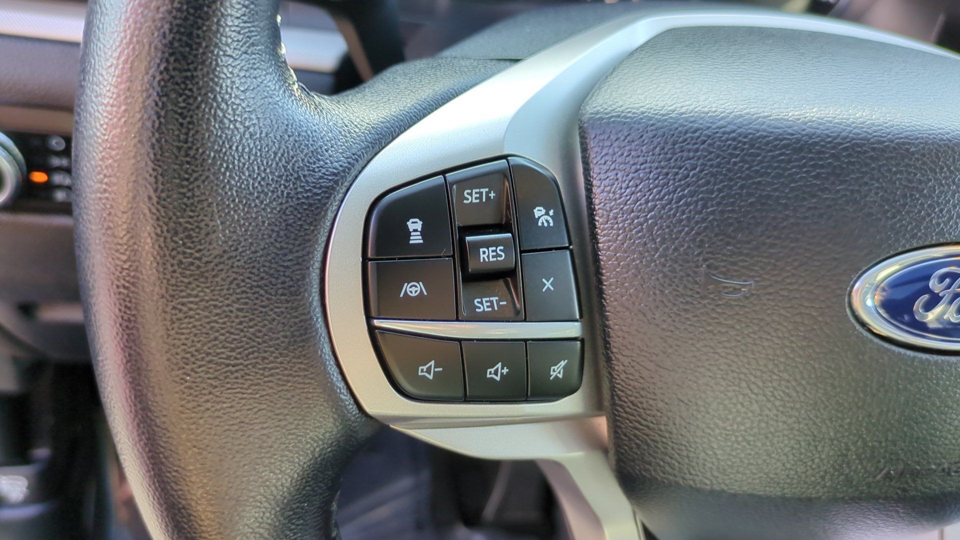 Used 2023 Ford Explorer XLT w/ Equipment Group 202A AWD/4WD image 18
