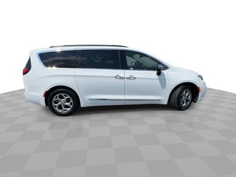 Used 2023 Chrysler Pacifica Limited FWD image 9