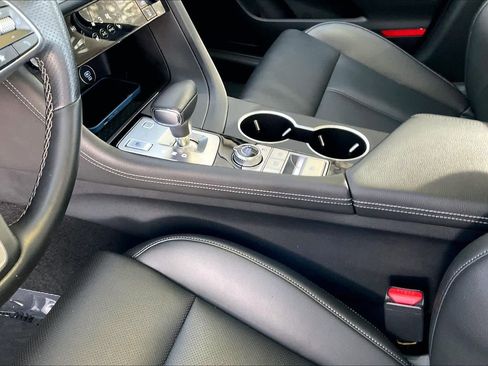 Used 2025 Genesis G70 2.5T image 13