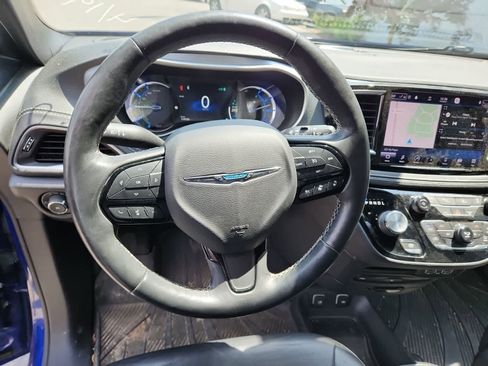 Used 2021 Chrysler Pacifica Touring-L w/ Uconnect Theater Family Group FWD image 12