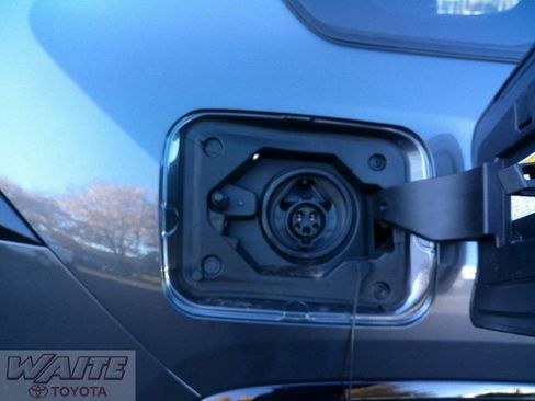 New 2025 Toyota RAV4 SE image 9