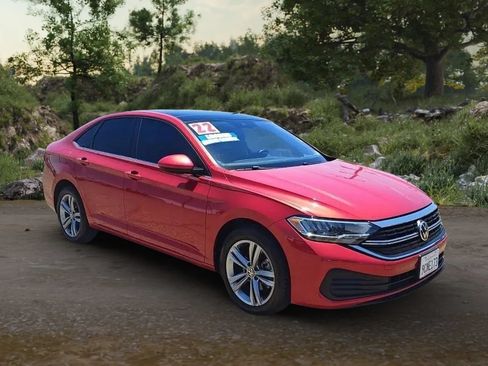 Used 2022 Volkswagen Jetta SE w/ Panoramic Sunroof Package FWD image 9