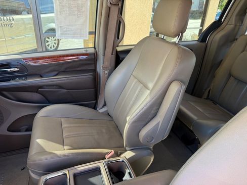 Used 2015 Chrysler Town & Country Touring image 4