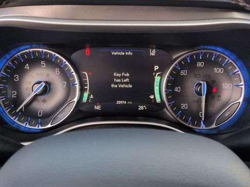 Certified 2025 Chrysler Pacifica Select image 16