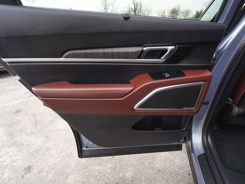 Used 2024 Kia Telluride EX w/ EX Captain's Chair Package image 11