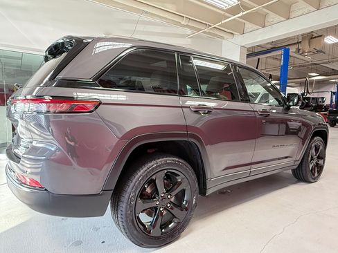 Used 2023 Jeep Grand Cherokee Limited w/ Luxury Tech Group II AWD/4WD image 10