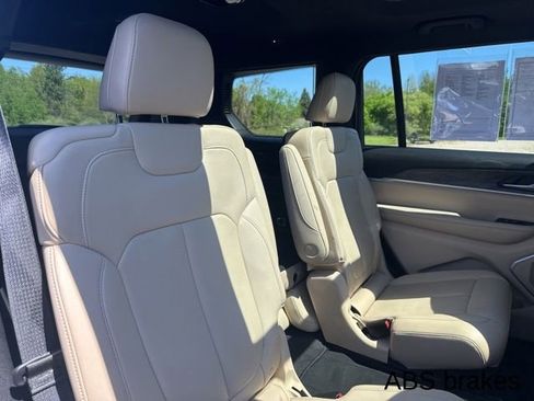 Used 2023 Jeep Grand Cherokee L Limited AWD/4WD image 43