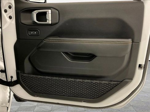 Used 2025 Jeep Wrangler Sahara image 23